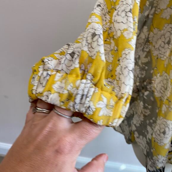 Cabi Amelia Gather Yellow Floral Sheer Blouse Style Size Small - Picture 4 of 14